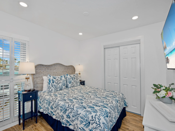 Fort Myers Beach Vacation Rental - Spacious 6 Bedroom Coastal Retreat Near Beach